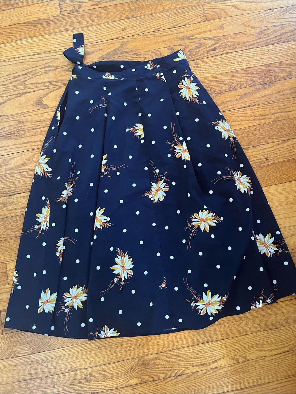 BANANA REPUBLIC POLKA DOTS NAVY BLUE WRAP SKIRT SIZE 6